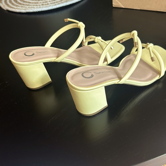 New in box.  TRU Comfort foam Jessa Yellow Block heel. Size 8.5 and 9 - Picture 3 of 3